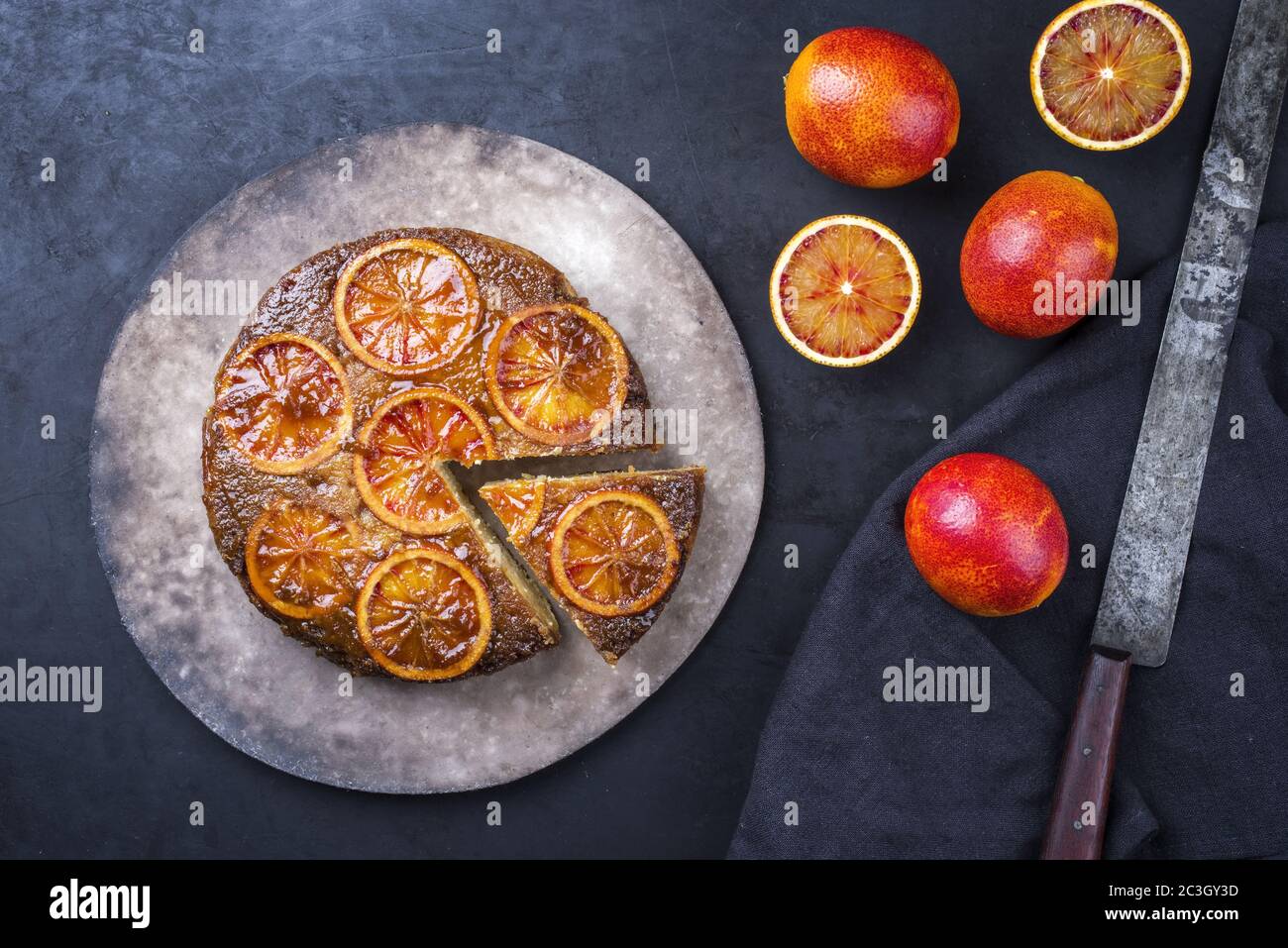 Gâteau traditionnel américain à l'envers à l'orange, offert en gros plan sur une assiette moderne Banque D'Images