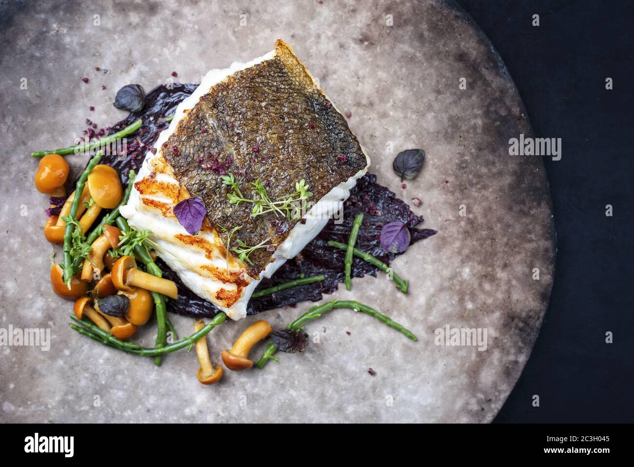 Filet de morue de skrei européen frit gastronomique avec verglasswort Banque D'Images