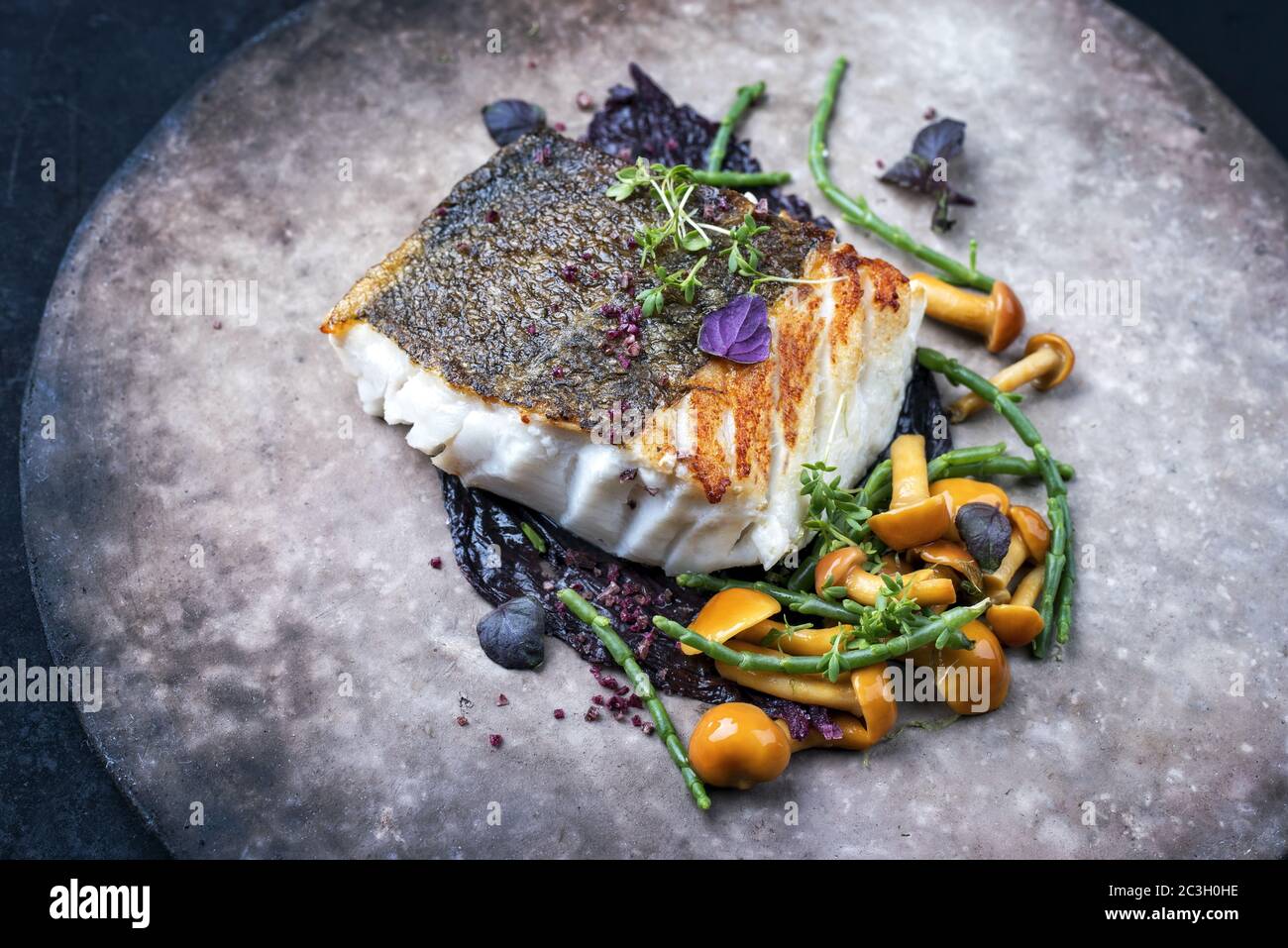 Filet de morue de skrei européen frit gastronomique avec verglasswort Banque D'Images