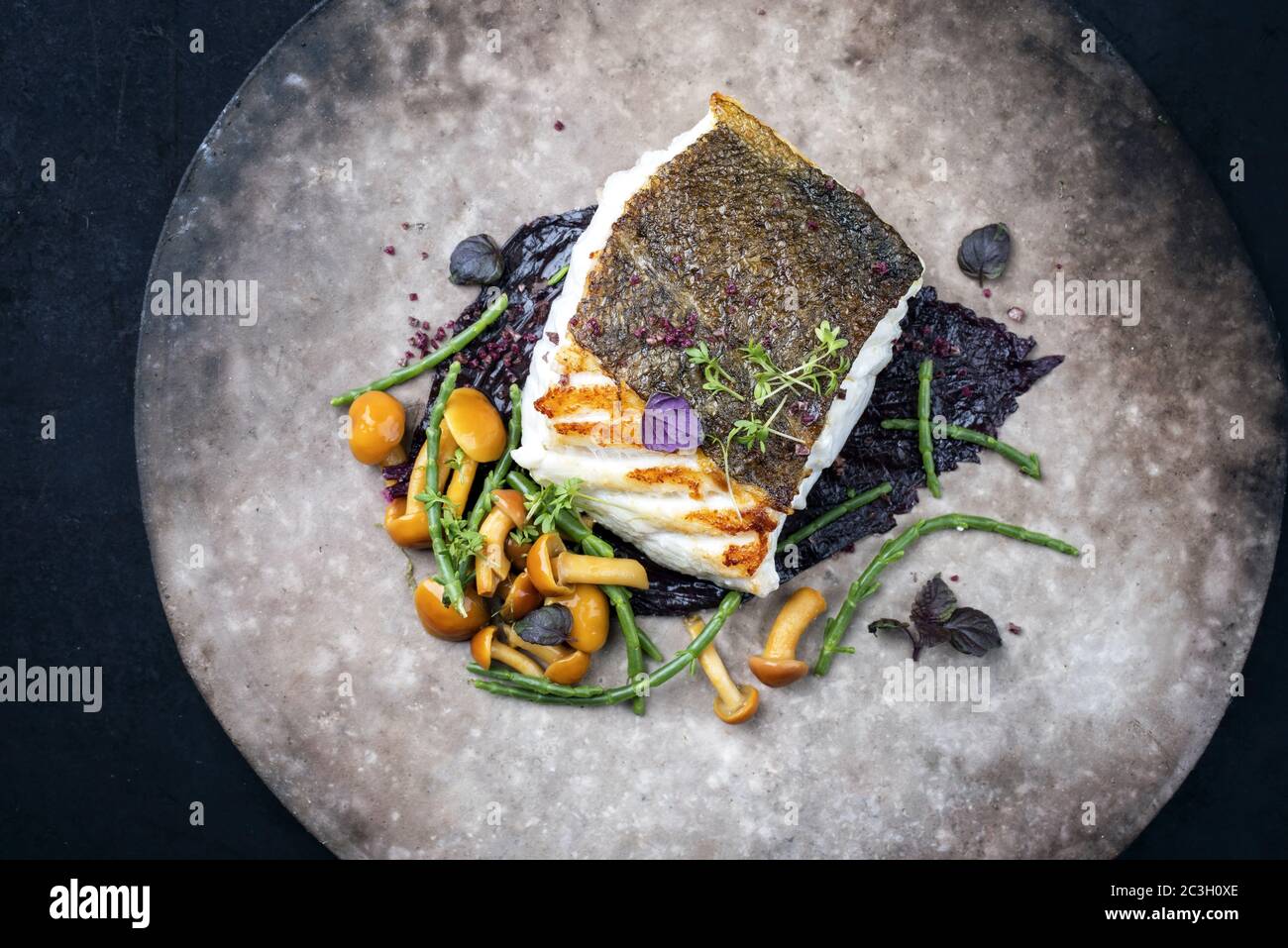 Filet de morue de skrei européen frit gastronomique avec verglasswort Banque D'Images