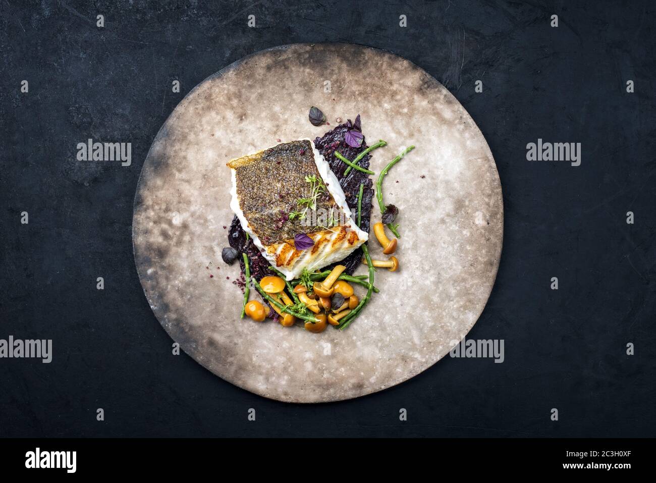 Filet de morue de skrei européen frit gastronomique avec verglasswort Banque D'Images