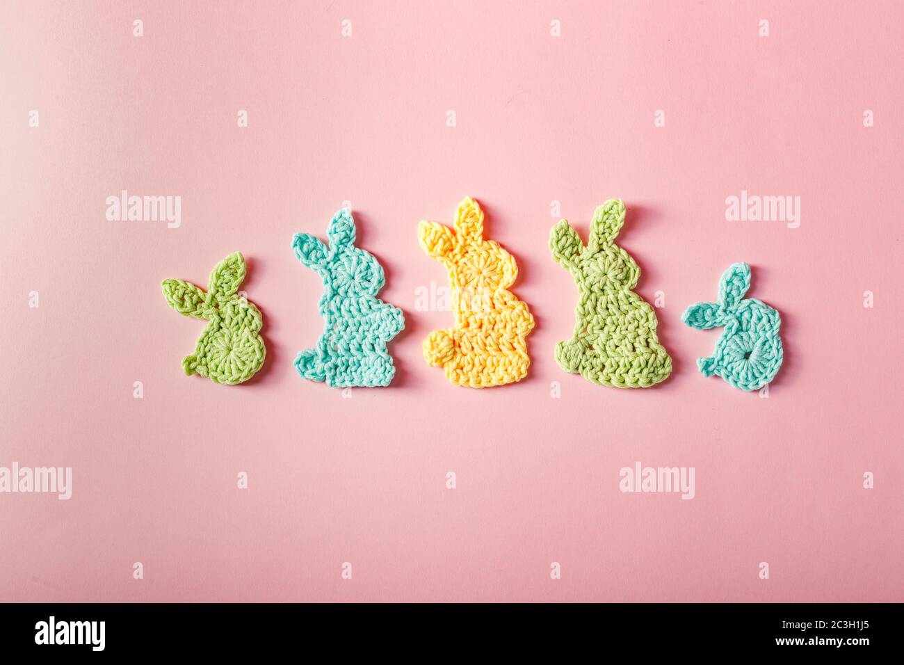 Décoration de Pâques, lapins de lapin en fil de crochet coloré. Décoration maison. Banque D'Images