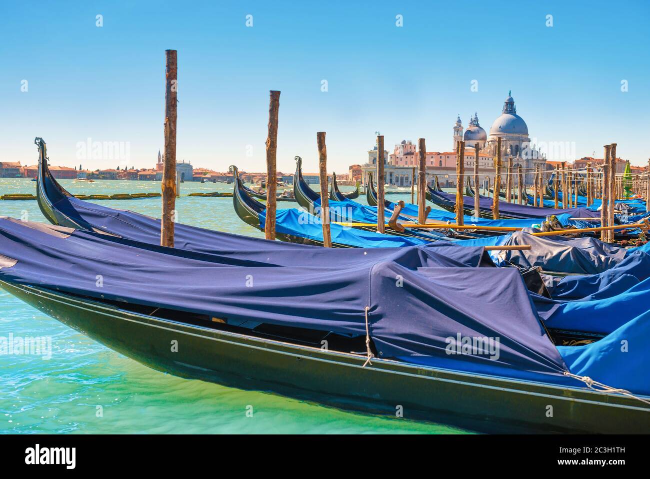 Gondola en face sur le grand canal de la basilique Banque D'Images