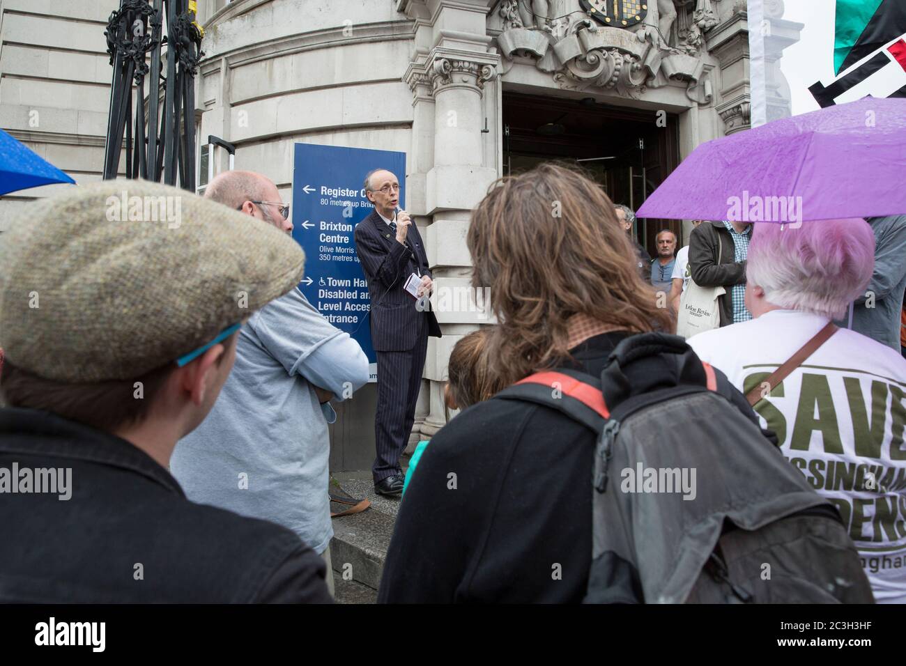 Des activistes du logement du groupe de campagne Save Cressingham Gardens à l'hôtel de ville de Lambeth à Brixton, dans le sud de Londres, en Angleterre. Photo de Sam Mellish. Banque D'Images