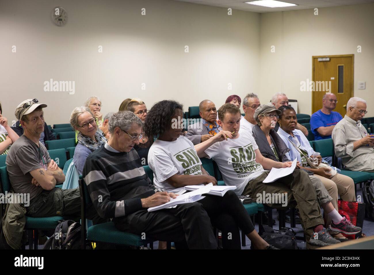 Des activistes du logement du groupe de campagne Save Cressingham Gardens à l'hôtel de ville de Lambeth à Brixton, dans le sud de Londres, en Angleterre. Photo de Sam Mellish. Banque D'Images