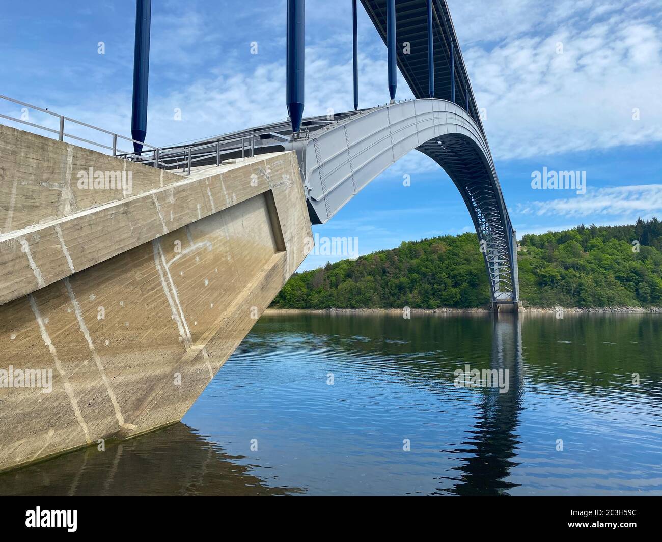 Le pont Zdakov est un pont en arc d'acier qui traverse la Vltava, République tchèque. Au moment de son achèvement en 1967, c'était l'arche soutenue Banque D'Images