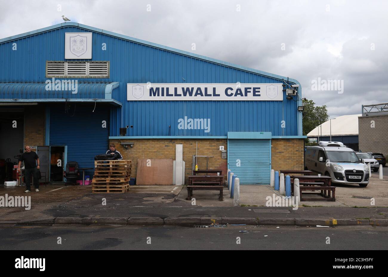 Le Millwall Cafe sur Zampa Road, à l'extérieur de New Den, Londres. Banque D'Images