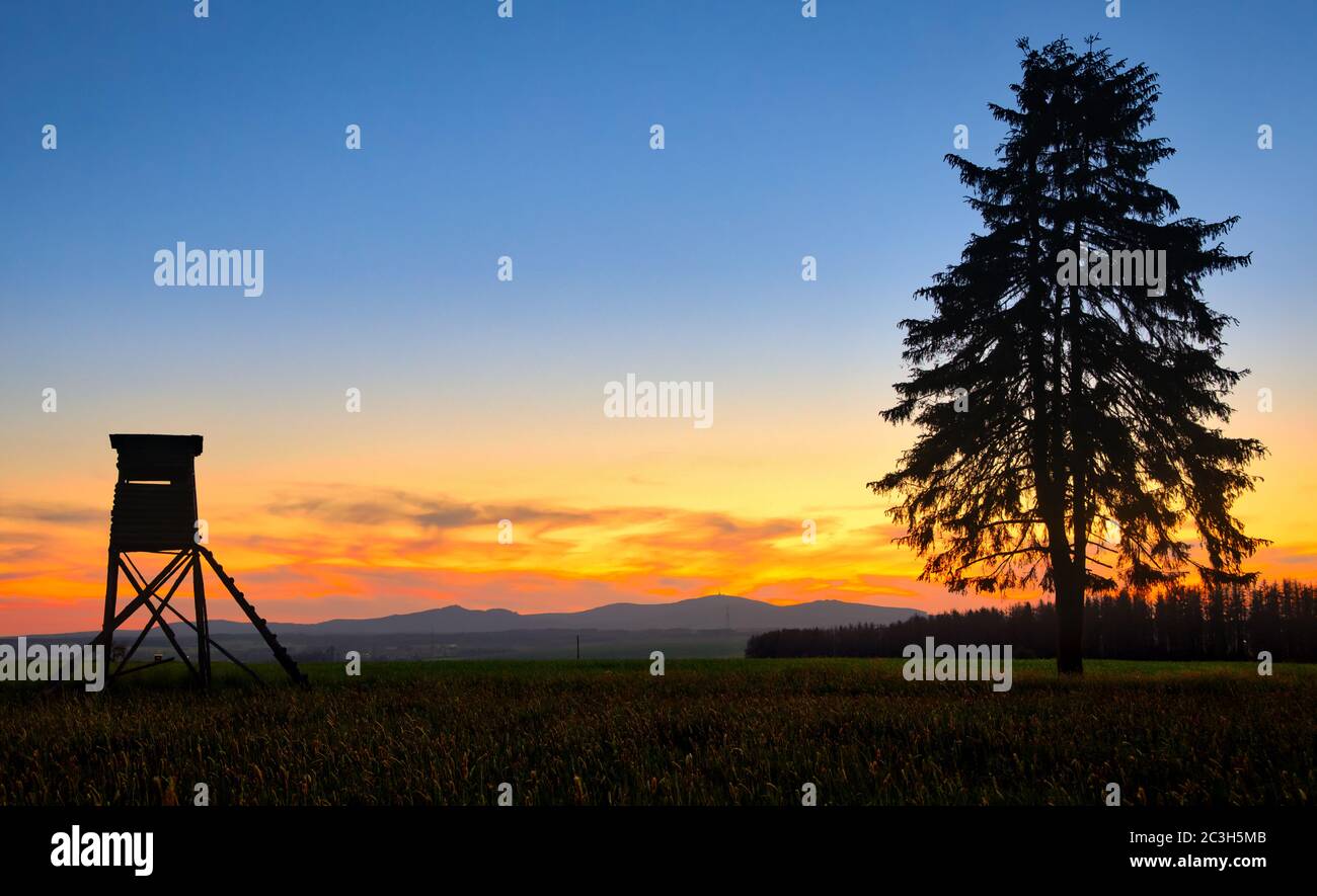 Coucher de soleil dans les montagnes de Harz avec vue sur Brocken Banque D'Images