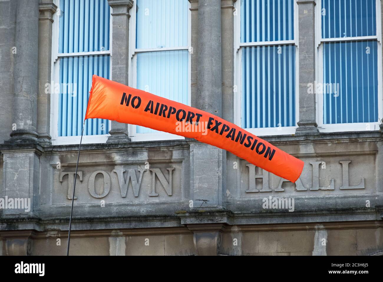 Une bannière lisant «PAS D'EXPANSION D'AÉROPORT» à l'extérieur de l'hôtel de ville de Weston-super-Mare, au Royaume-Uni, lors d'une manifestation contre des projets d'agrandissement de l'aéroport de Bristol Banque D'Images
