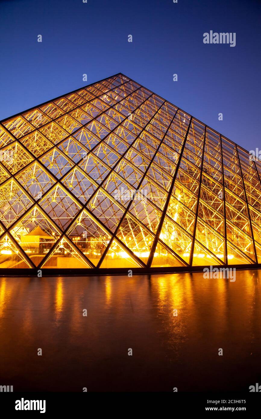Cour du Louvre, Paris, France, au crépuscule Banque D'Images