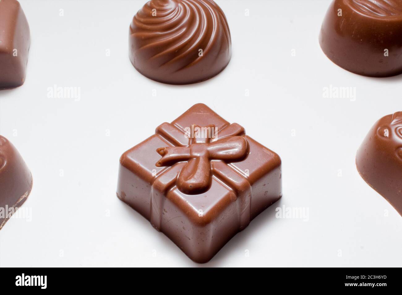 Vue de dessus des chocolats isolés sur fond blanc. Banque D'Images