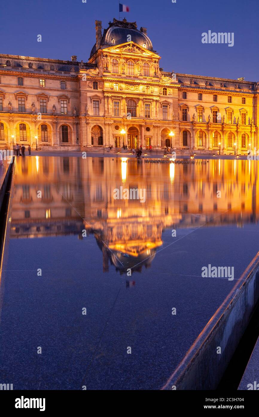 Cour du Louvre, Paris, France, au crépuscule Banque D'Images