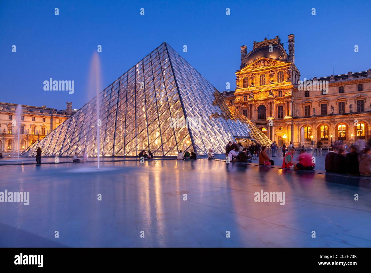 Cour du Louvre, Paris, France, au crépuscule Banque D'Images