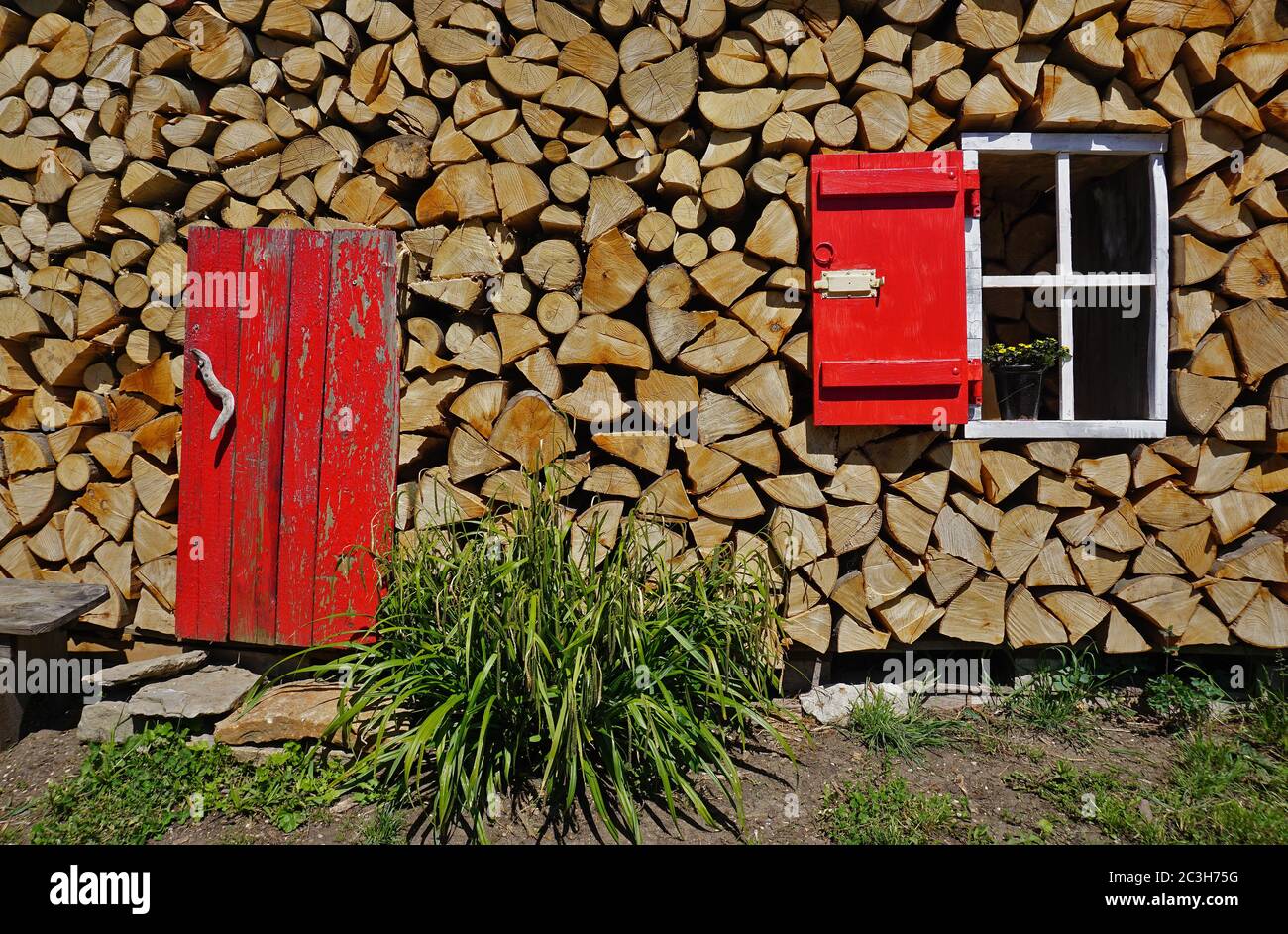 fenêtre comme décoration dans un tas de bois de chauffage Banque D'Images