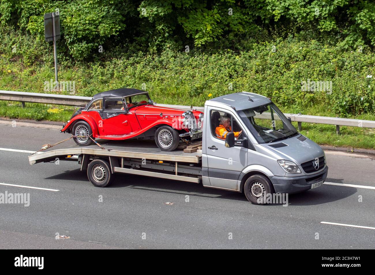 1955 50s Red MG TF Midget; projet de restauration rare grange trouver, projet de restauration de véhicule, voiture classique sur remorque de voiture; UK voiture de circulation, transport, voitures de berline, voitures classiques, chérités, vétéran, ancienne minuterie restaurée, moteurs à collectionner, vintage, patrimoine, vieille voiture de sport britannique à collectionner conservée. Banque D'Images