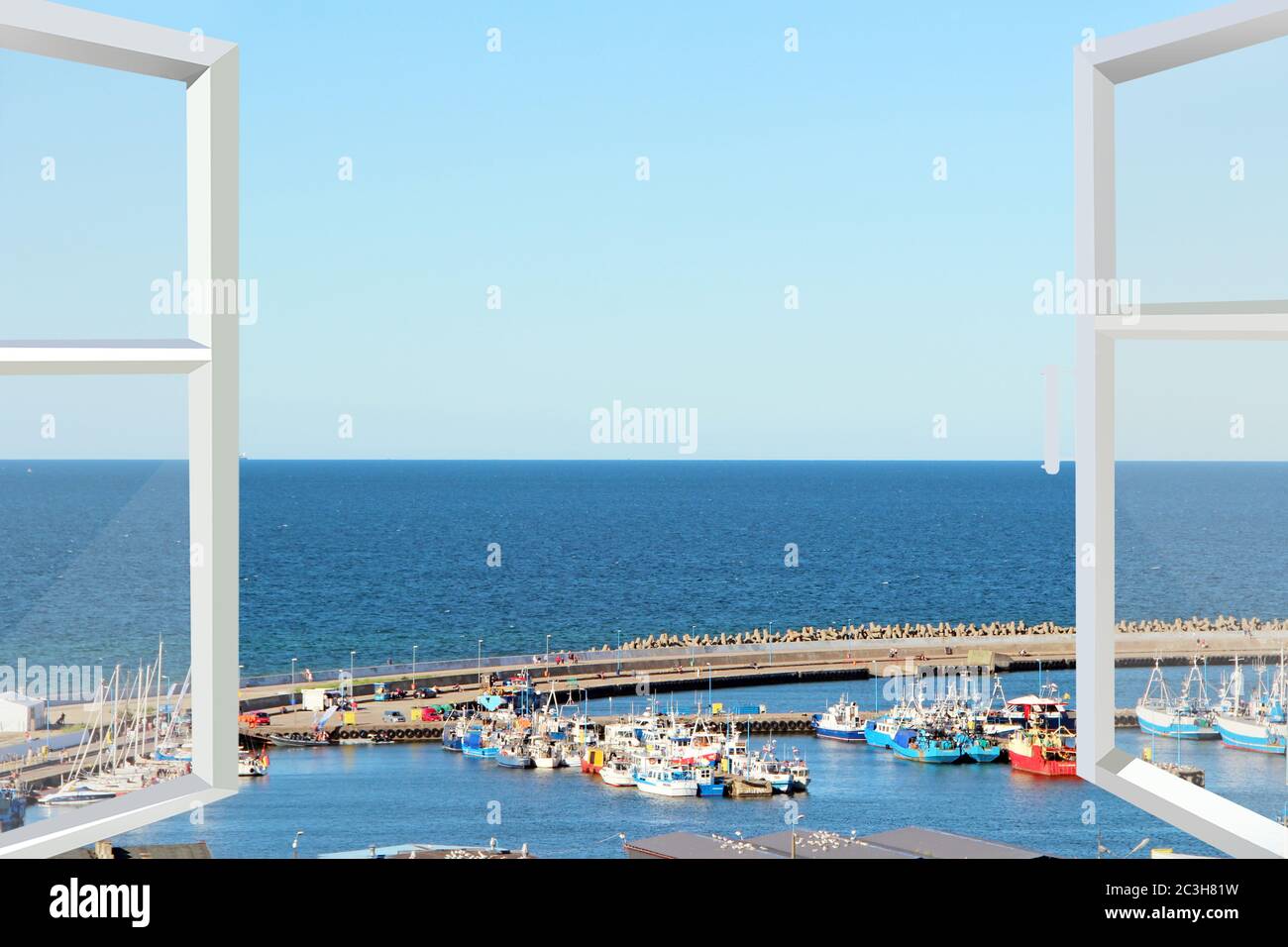 Fenêtre ouverte donnant sur le port de la ville. Panorama marin avec port et bateaux amarrés. Navires et bateaux Banque D'Images