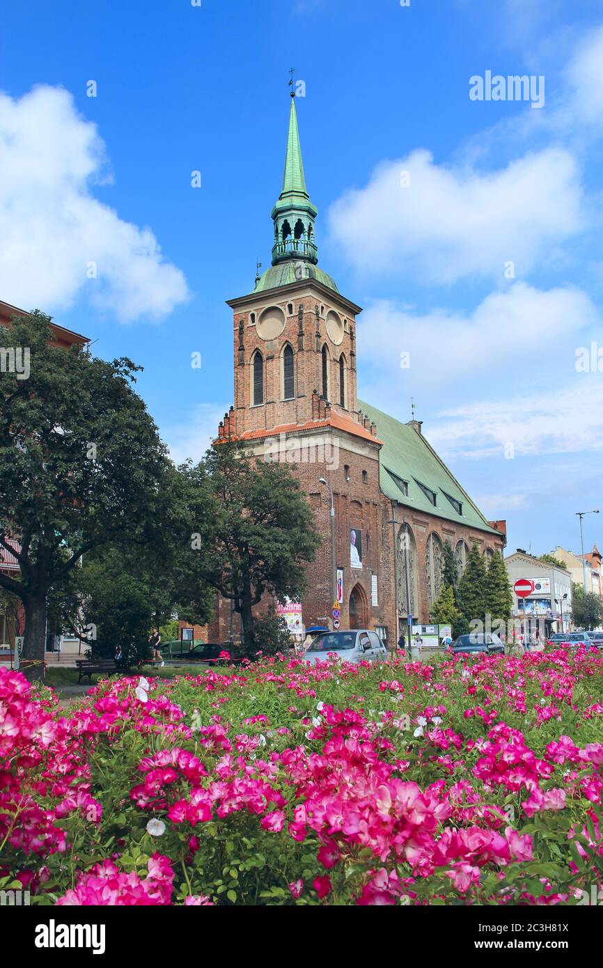 Belle église à Gdansk et belle. Nature urbaine. Nature en ville. Les fleurs poussent en ville près de ch Banque D'Images