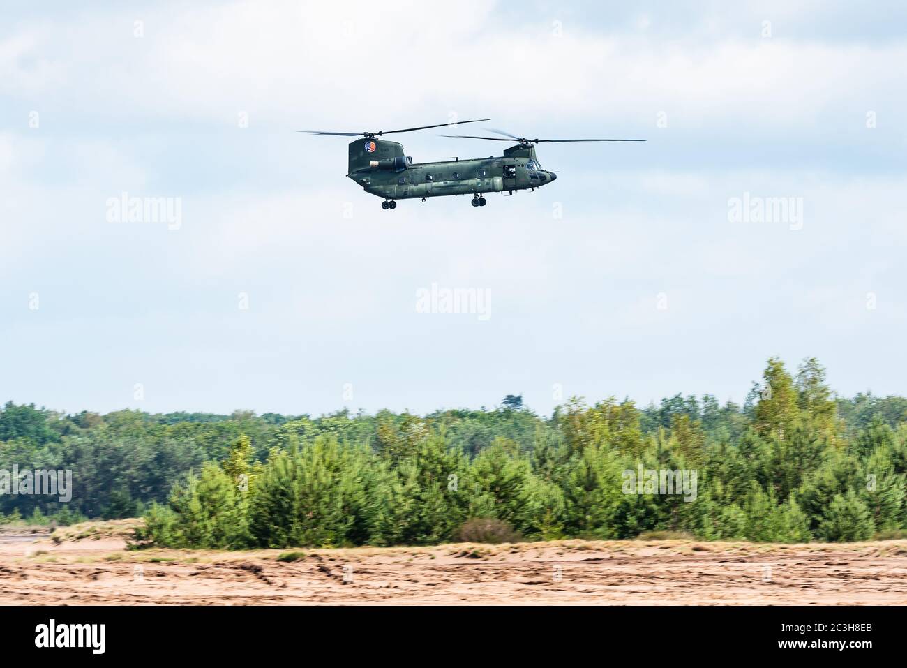 Un hélicoptère de transport Boeing CH-47 Chinook de la Royal Netherlands Air Force est prêt à atterrir au GLV-5. Banque D'Images