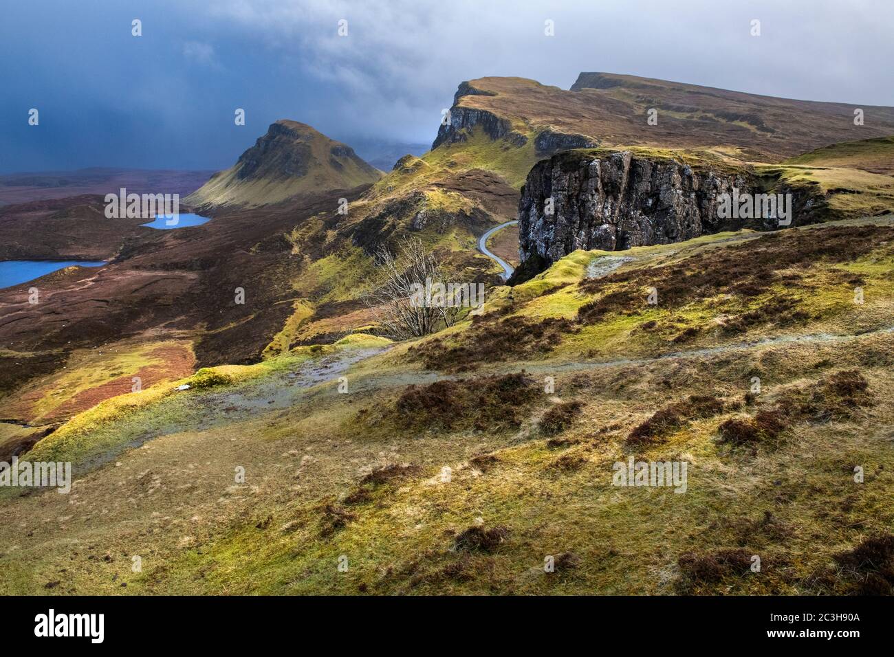 Une route unique et solitaire, menant au Quiraing sur l'île de Skye, en Écosse Banque D'Images