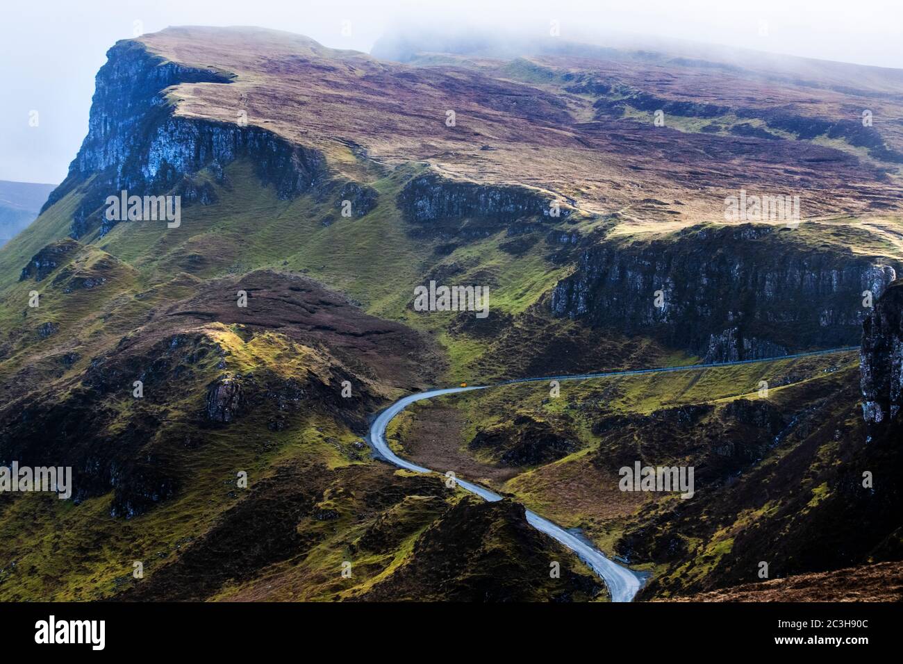 Une route unique et solitaire, menant au Quiraing sur l'île de Skye, en Écosse Banque D'Images