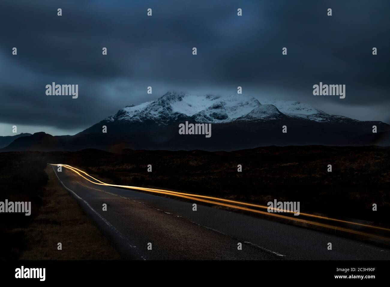 Conduite de nuit sous les montagnes enneigées de l'île de Skye, en Écosse Banque D'Images