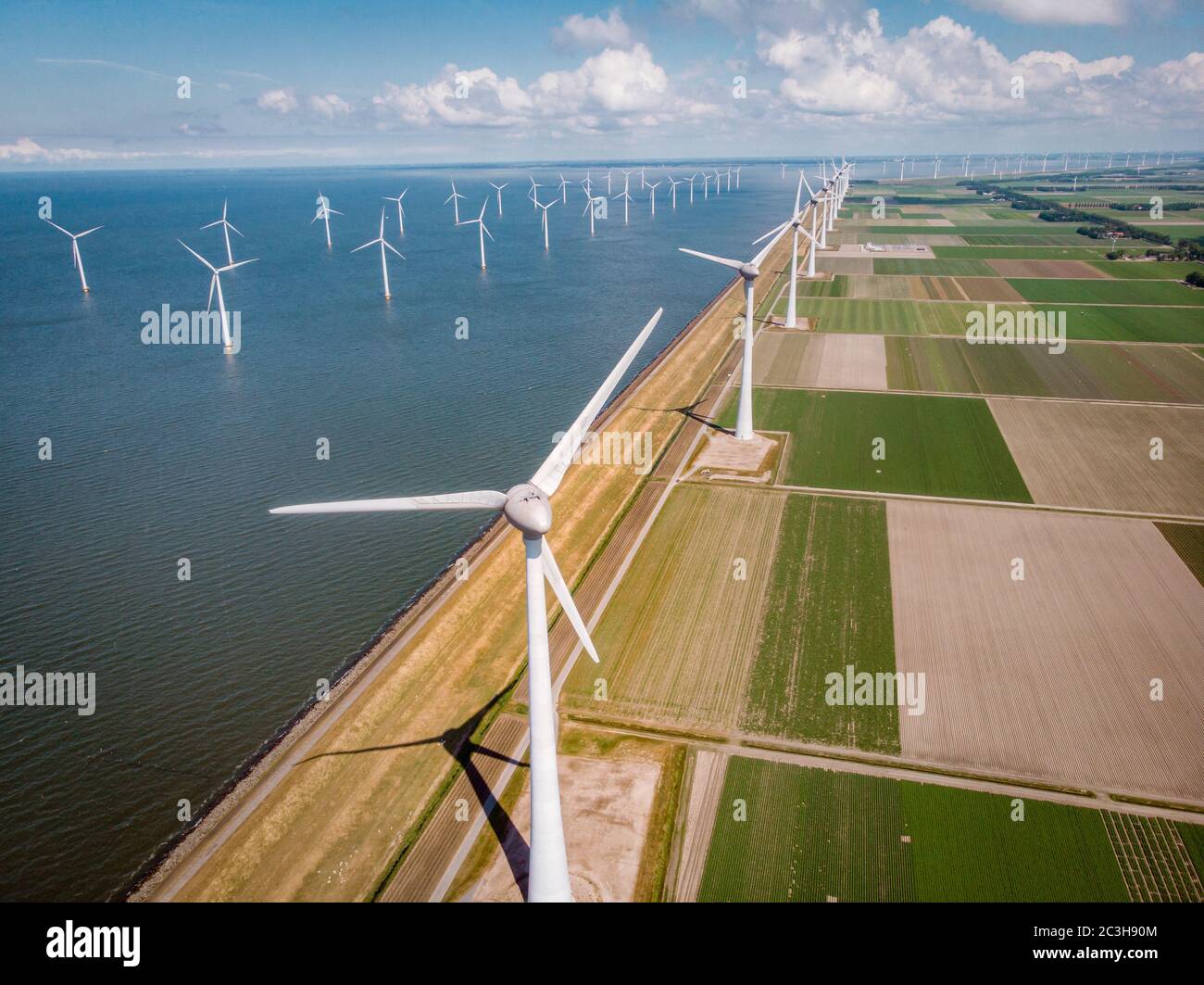 Parc Windmill westermeerdijk Pays-Bas, éolienne avec ciel bleu dans l'océan, énergie verte Banque D'Images