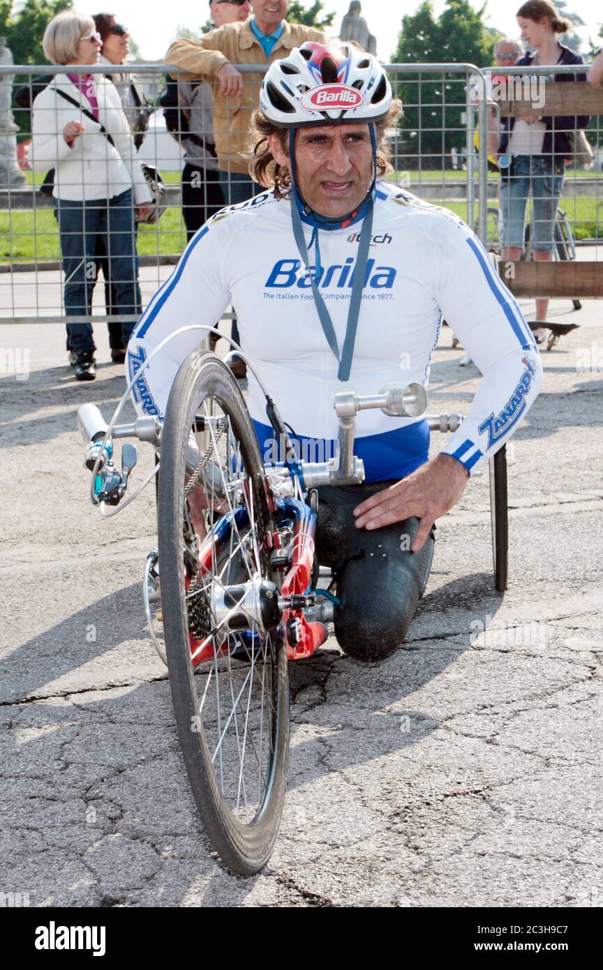 20/06/2020 Alex Zanardi archive / rétrospective accident grave pour Zanardi: Collision avec un véhicule lourd, il est très grave Alex Zanardi a été impliqué dans un accident de la route dans la province de Sienne, pendant l'une des étapes du relais tricolore Obiettivo, un voyage qui voit parmi les participants athlètes paralympiques en motos, vélos ou fauteuils roulants olympiques. L'accident s'est produit le long de l'autoroute 146 dans la municipalité de Pienza avec un véhicule lourd. Zanardi a signalé un polytraumatisme et a été transporté à l'hôpital par hélicoptère dans des conditions très graves. Ce sont des heures de grande anxiété. Banque D'Images