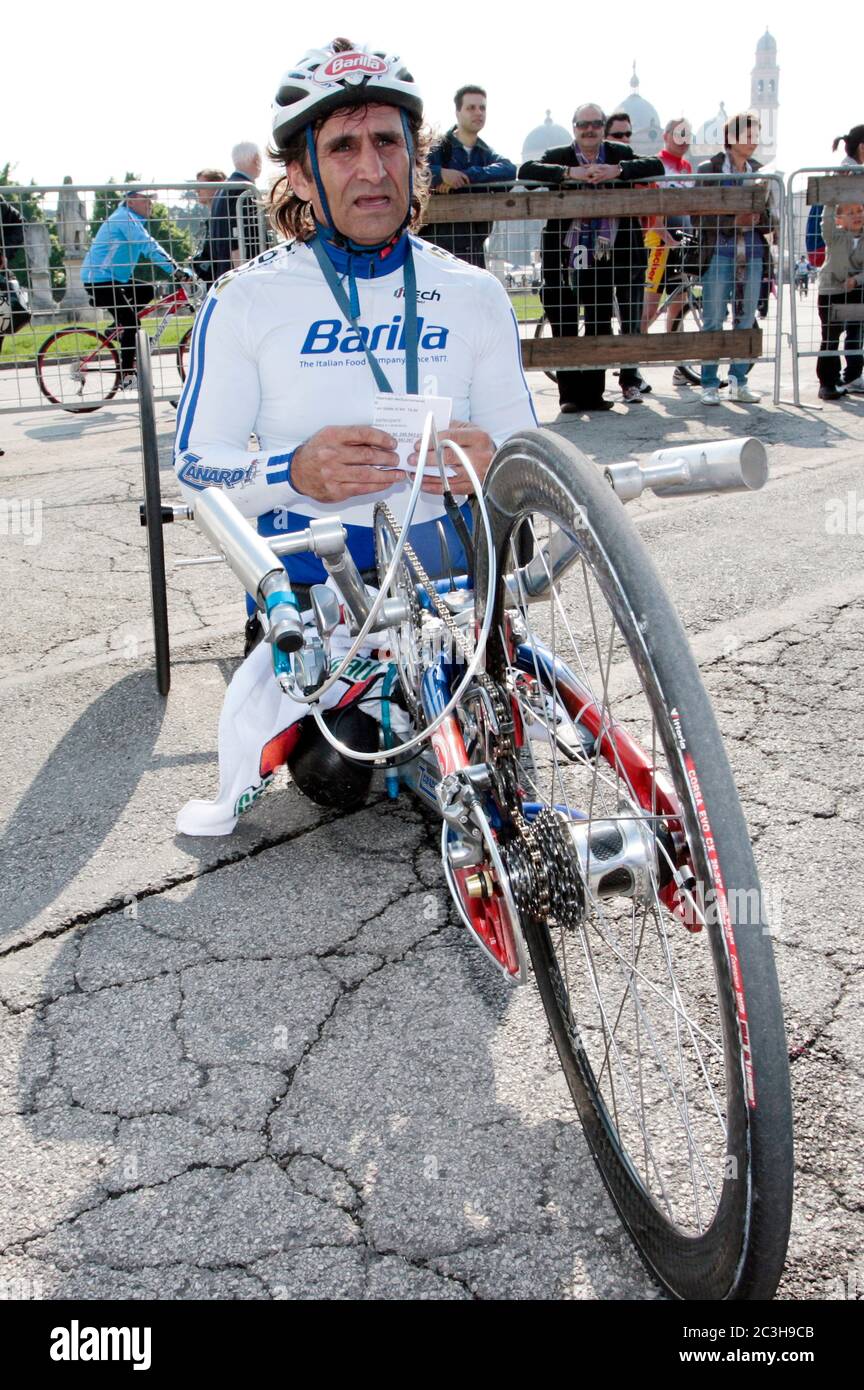 20/06/2020 Alex Zanardi archive / rétrospective accident grave pour Zanardi: Collision avec un véhicule lourd, il est très grave Alex Zanardi a été impliqué dans un accident de la route dans la province de Sienne, pendant l'une des étapes du relais tricolore Obiettivo, un voyage qui voit parmi les participants athlètes paralympiques en motos, vélos ou fauteuils roulants olympiques. L'accident s'est produit le long de l'autoroute 146 dans la municipalité de Pienza avec un véhicule lourd. Zanardi a signalé un polytraumatisme et a été transporté à l'hôpital par hélicoptère dans des conditions très graves. Ce sont des heures de grande anxiété. Banque D'Images