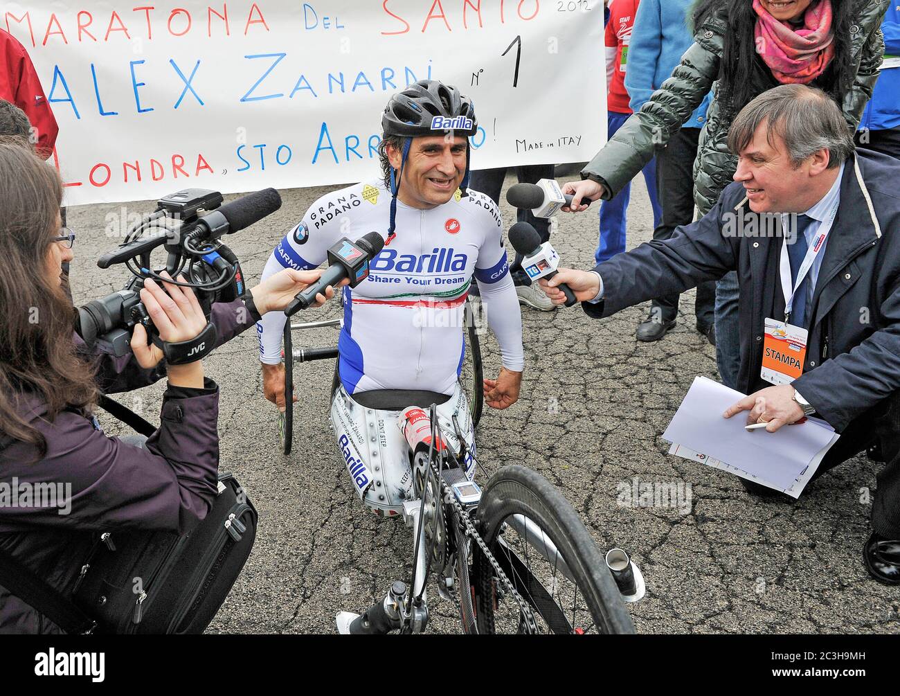 20/06/2020 Alex Zanardi archive / rétrospective accident grave pour Zanardi: Collision avec un véhicule lourd, il est très grave Alex Zanardi a été impliqué dans un accident de la route dans la province de Sienne, pendant l'une des étapes du relais tricolore Obiettivo, un voyage qui voit parmi les participants athlètes paralympiques en motos, vélos ou fauteuils roulants olympiques. L'accident s'est produit le long de l'autoroute 146 dans la municipalité de Pienza avec un véhicule lourd. Zanardi a signalé un polytraumatisme et a été transporté à l'hôpital par hélicoptère dans des conditions très graves. Ce sont des heures de grande anxiété. Banque D'Images