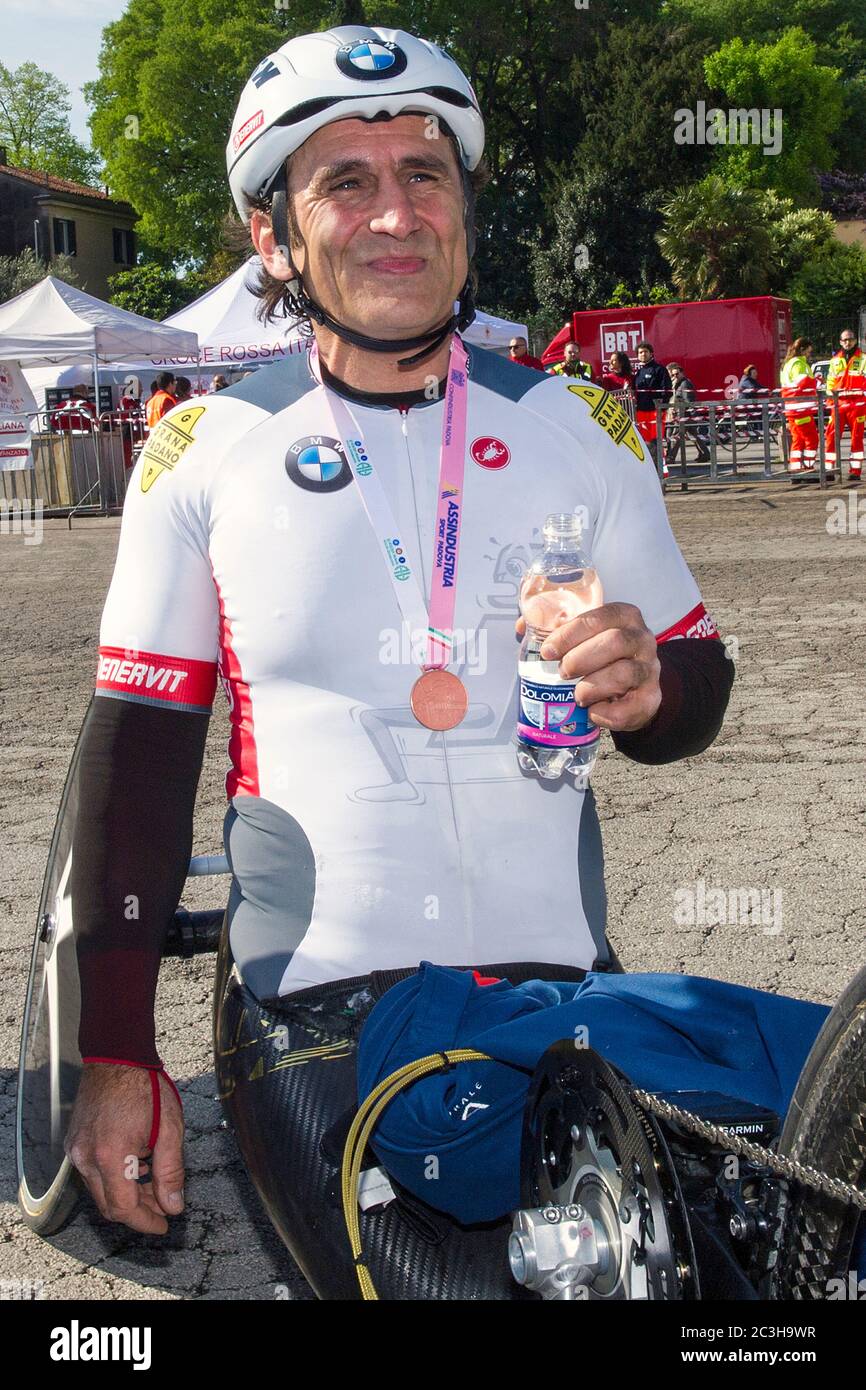 20/06/2020 Alex Zanardi archive/rétrospective accident grave pour Zanardi : Collision avec un véhicule lourd, il est très grave Alex Zanardi a été impliqué dans un accident de la route dans la province de Sienne, pendant l'une des étapes du relais tricolore Obiettivo, un voyage qui voit parmi les participants athlètes paralympiques en motos, vélos ou fauteuils roulants olympiques. L'accident s'est produit le long de l'autoroute 146 dans la municipalité de Pienza avec un véhicule lourd. Zanardi a signalé un polytraumatisme et a été transporté à l'hôpital par hélicoptère dans des conditions très graves. Ce sont des heures de grande anxiété. Banque D'Images