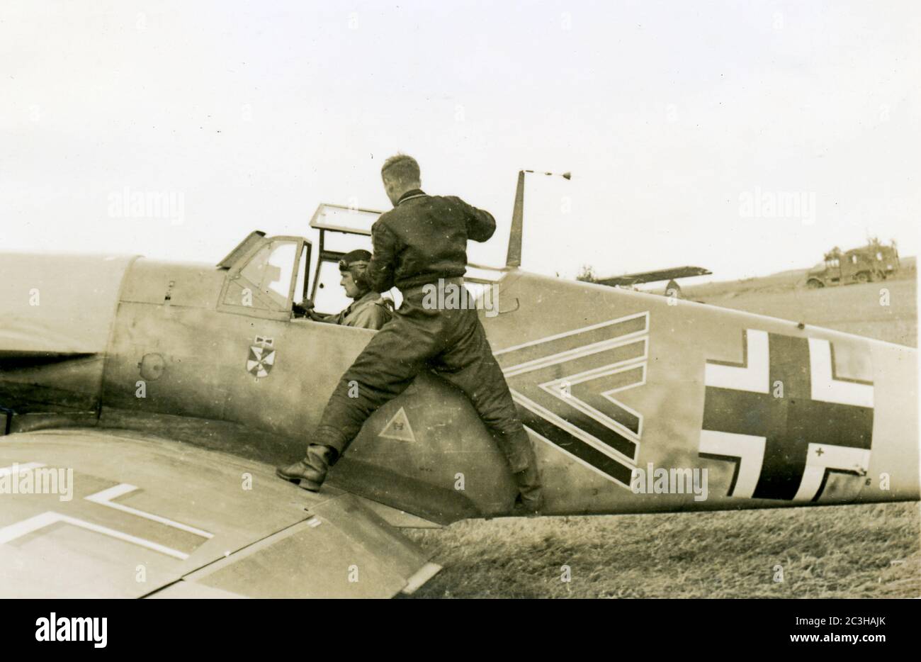 Deuxième Guerre mondiale / WW2 - PILOTE ALLEMAND ACE Günther Lützow avec son avion de chasse MOI 109, guerre aérienne, probablement avant est - Kuzar Russie Banque D'Images