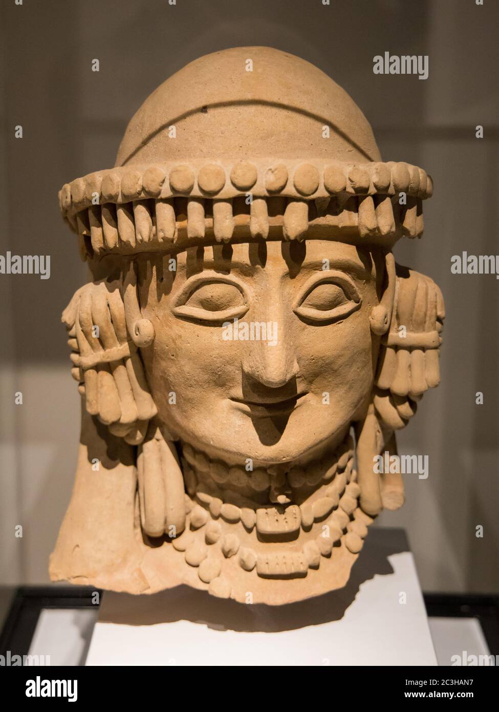 Leiden, pays-Bas - 04 JANVIER 2020 : statue de la tête d'une femme en terre cuite de l'ancienne Chypre. Depuis 625-600 BC. Agios Georgios Riga Banque D'Images