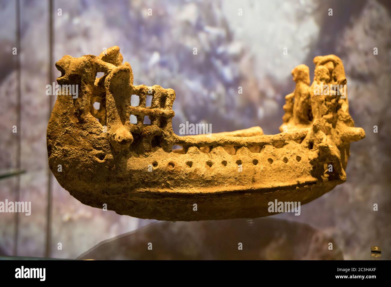 Leiden, pays-Bas - 04 JANVIER 2020 : maquette de bateau miniature en terre cuite de l'ancienne Chypre. 600-475 C.-B. Ancienne figurine d'un bateau. Banque D'Images