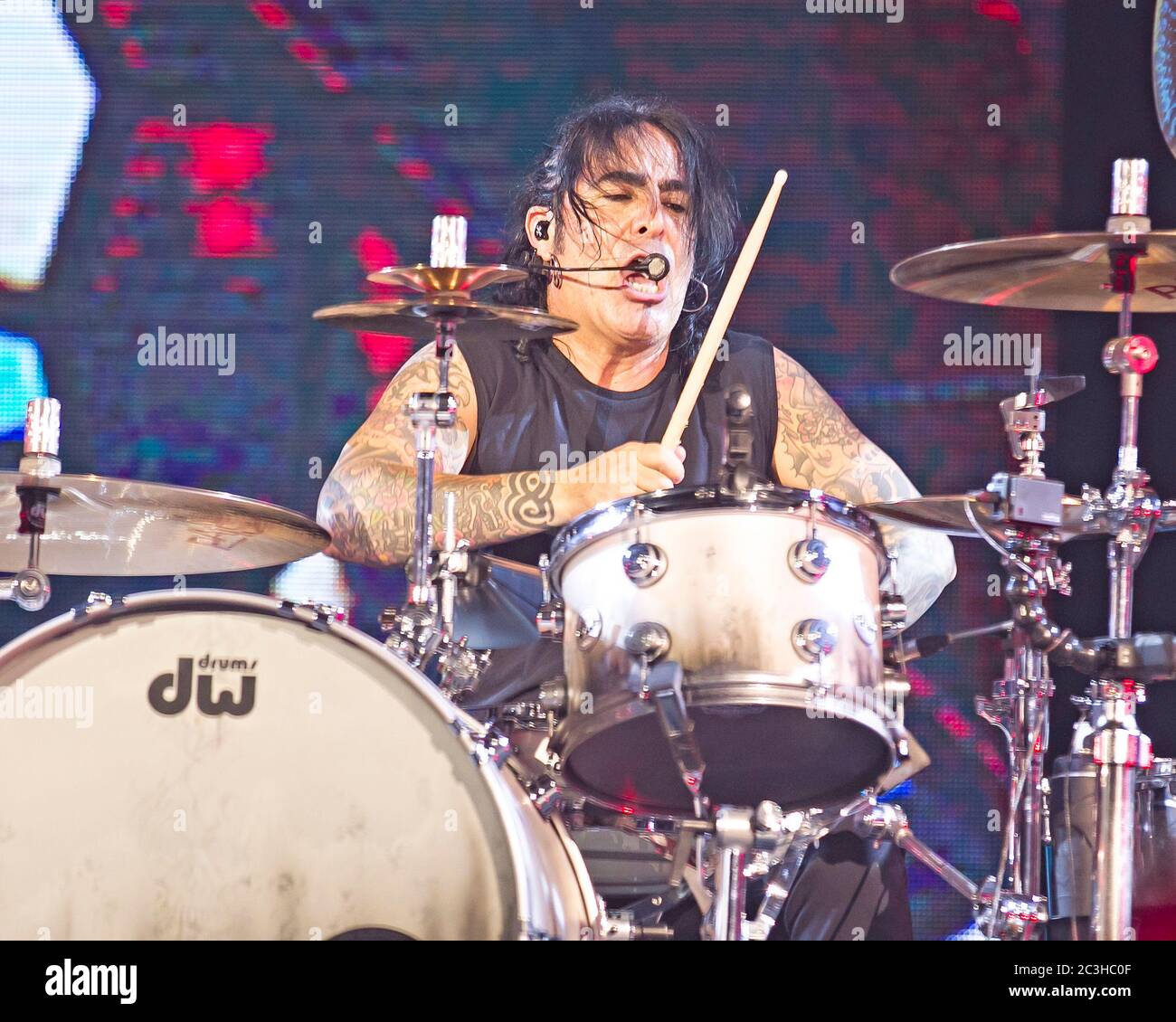 Le batteur Alex Gonzalez, El Animal, joue avec le groupe mexicain de pop-rock Mana à l'American Airlines Arena de Miami, en Floride. Banque D'Images