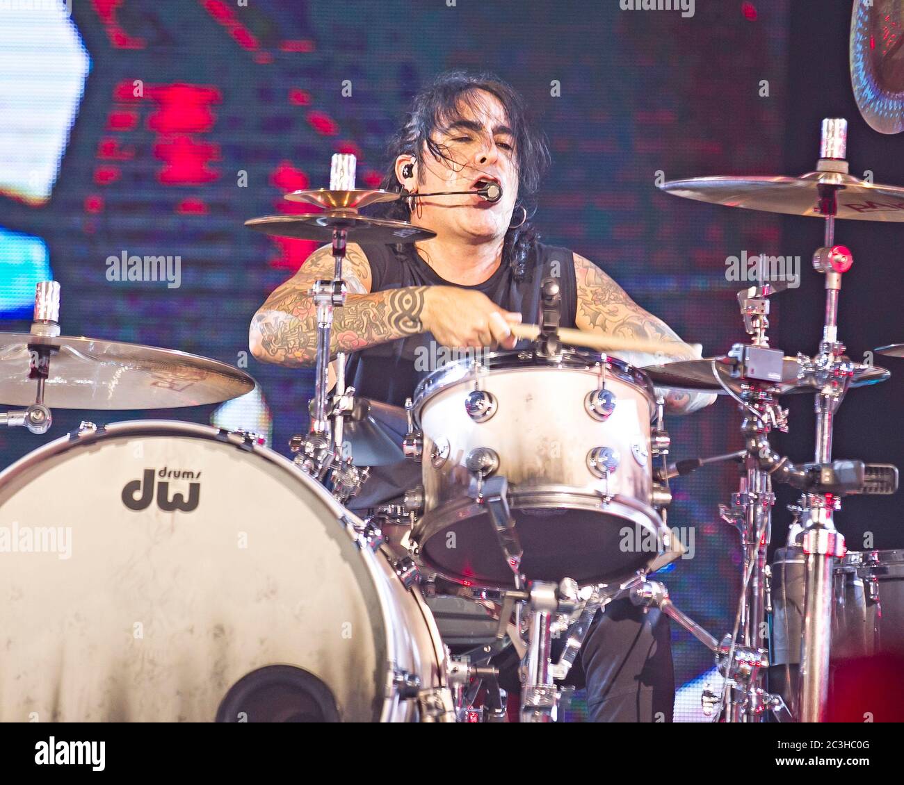 Le batteur Alex Gonzalez, El Animal, joue avec le groupe mexicain de pop-rock Mana à l'American Airlines Arena de Miami, en Floride. Banque D'Images