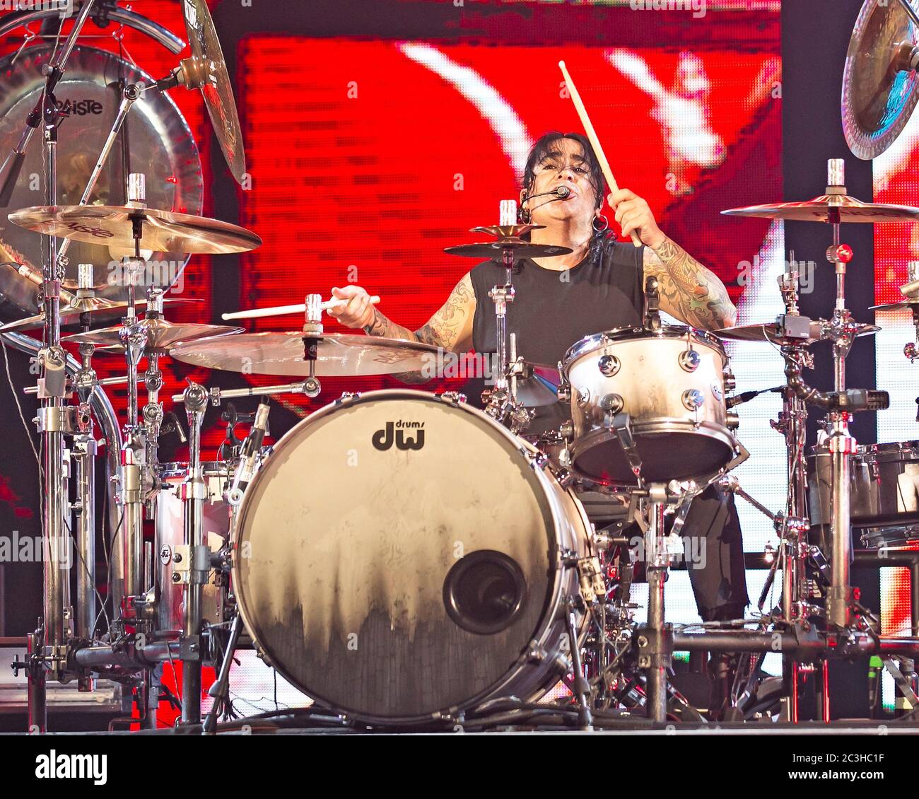 Le batteur Alex Gonzalez, El Animal, joue avec le groupe mexicain de pop-rock Mana à l'American Airlines Arena de Miami, en Floride. Banque D'Images