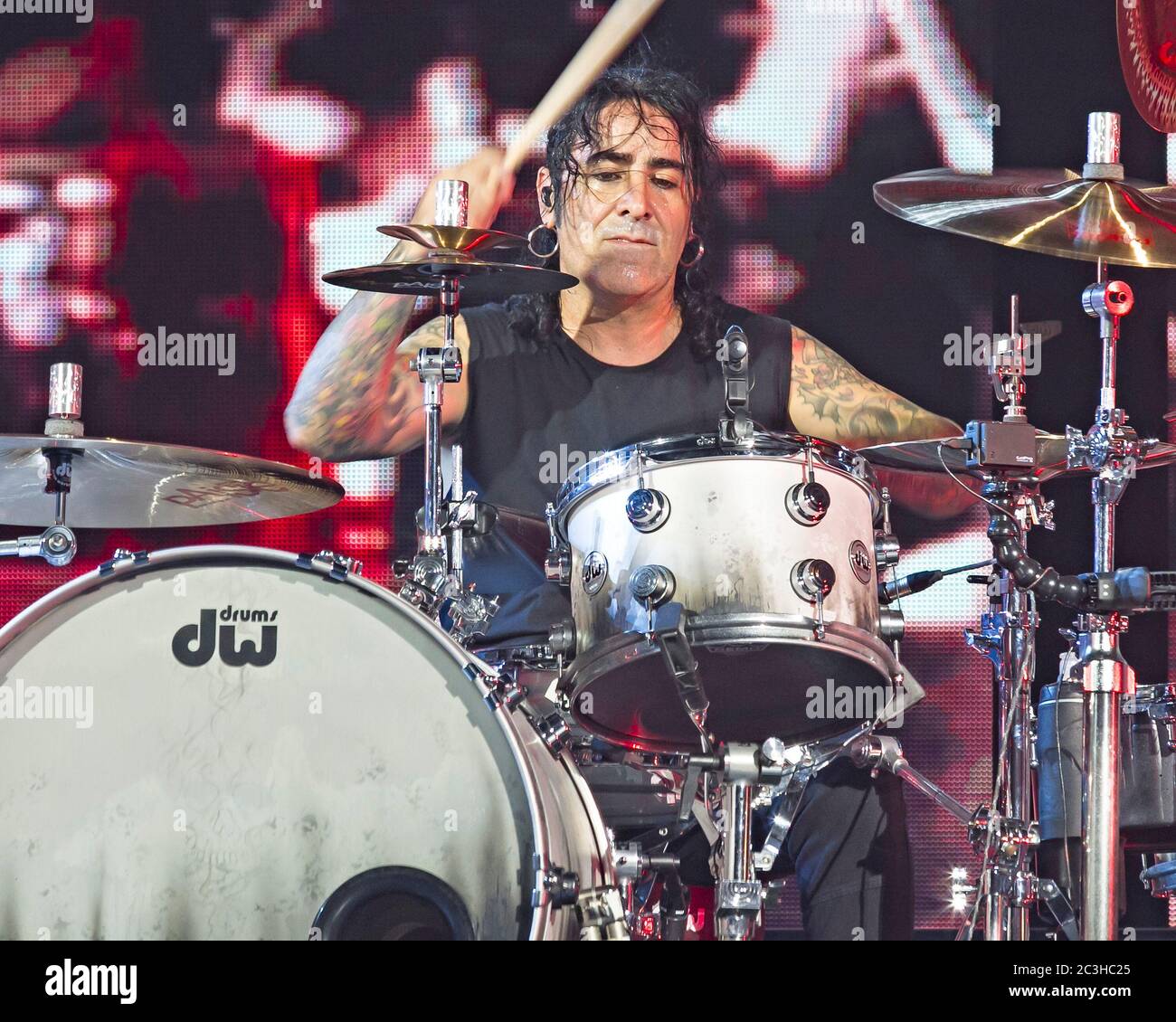 Le batteur Alex Gonzalez, El Animal, joue avec le groupe mexicain de pop-rock Mana à l'American Airlines Arena de Miami, en Floride. Banque D'Images