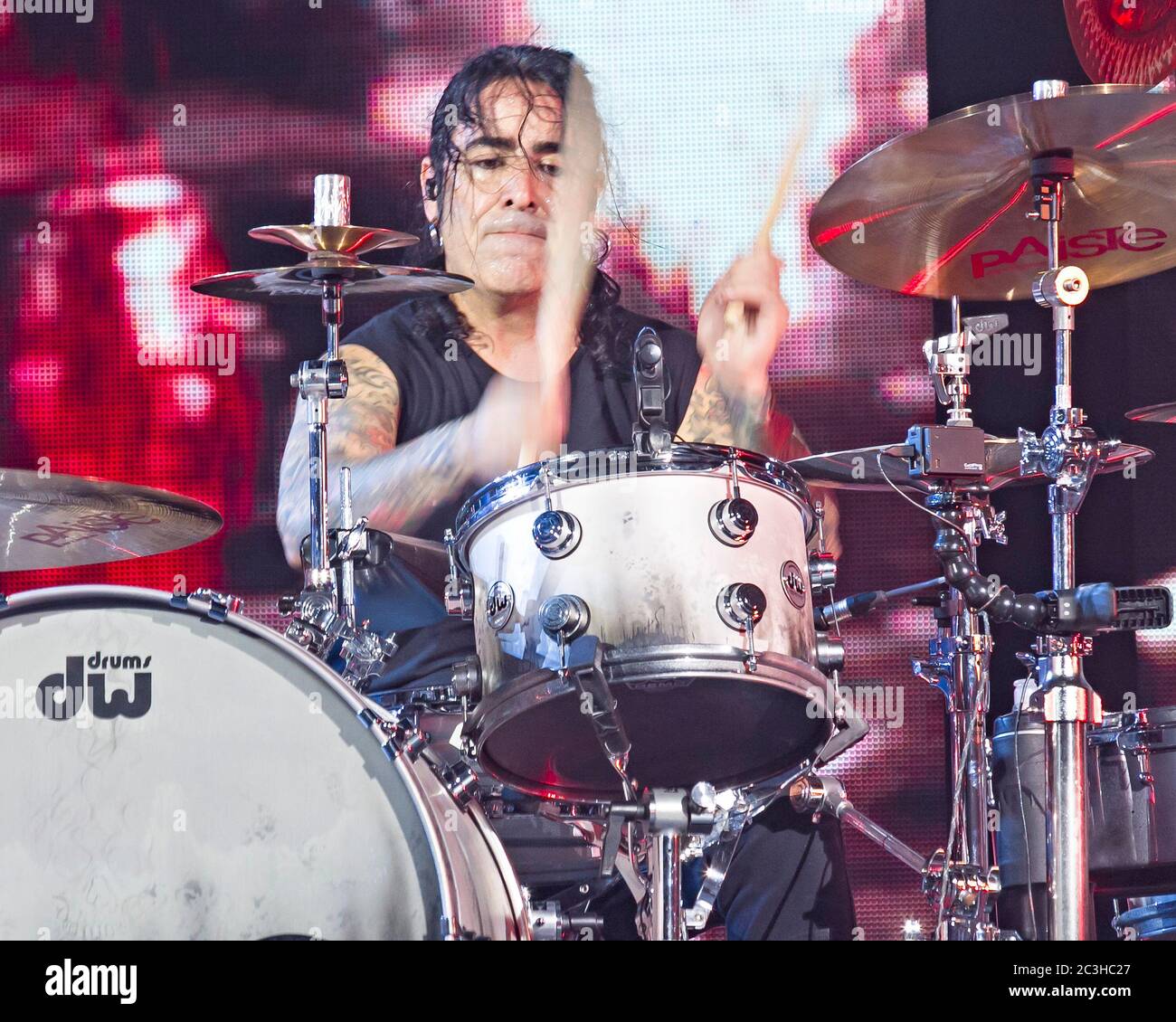 Le batteur Alex Gonzalez, El Animal, joue avec le groupe mexicain de pop-rock Mana à l'American Airlines Arena de Miami, en Floride. Banque D'Images