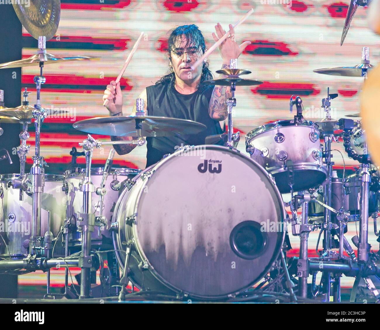 Le batteur Alex Gonzalez, El Animal, joue avec le groupe mexicain de pop-rock Mana à l'American Airlines Arena de Miami, en Floride. Banque D'Images