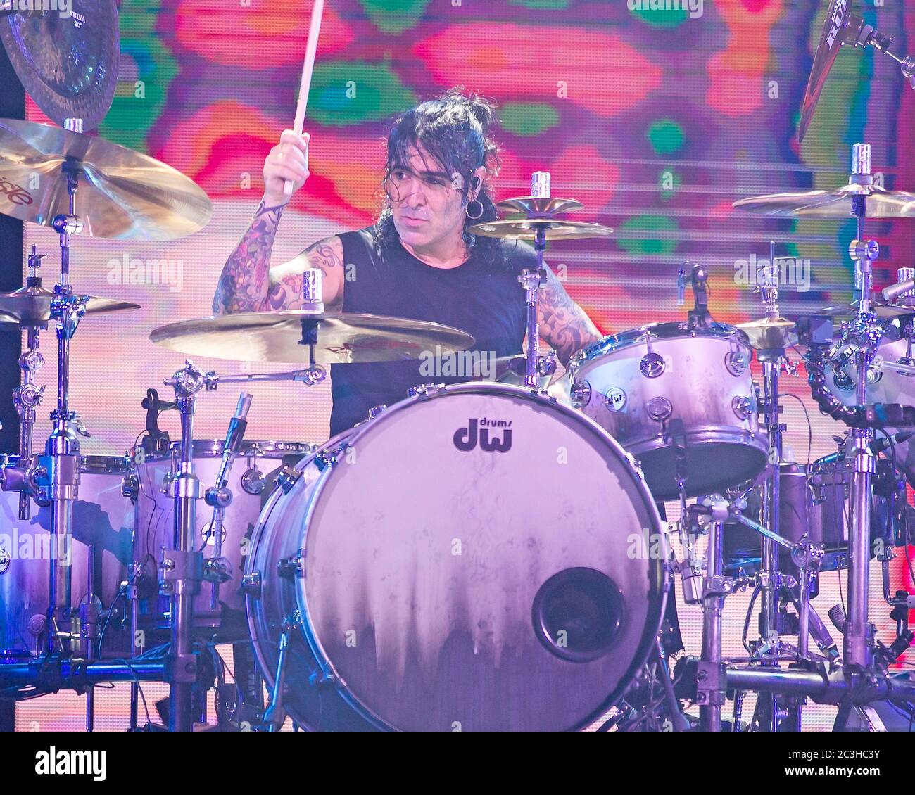 Le batteur Alex Gonzalez, El Animal, joue avec le groupe mexicain de pop-rock Mana à l'American Airlines Arena de Miami, en Floride. Banque D'Images