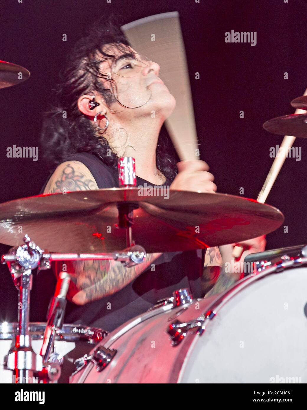 Le batteur Alex Gonzalez, El Animal, joue avec le groupe mexicain de pop-rock Mana à l'American Airlines Arena de Miami, en Floride. Banque D'Images