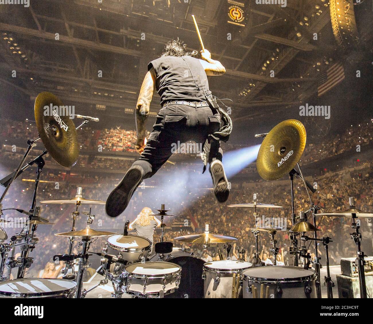 Le batteur Alex Gonzalez, El Animal, joue avec le groupe mexicain de pop-rock Mana à l'American Airlines Arena de Miami, en Floride. Banque D'Images