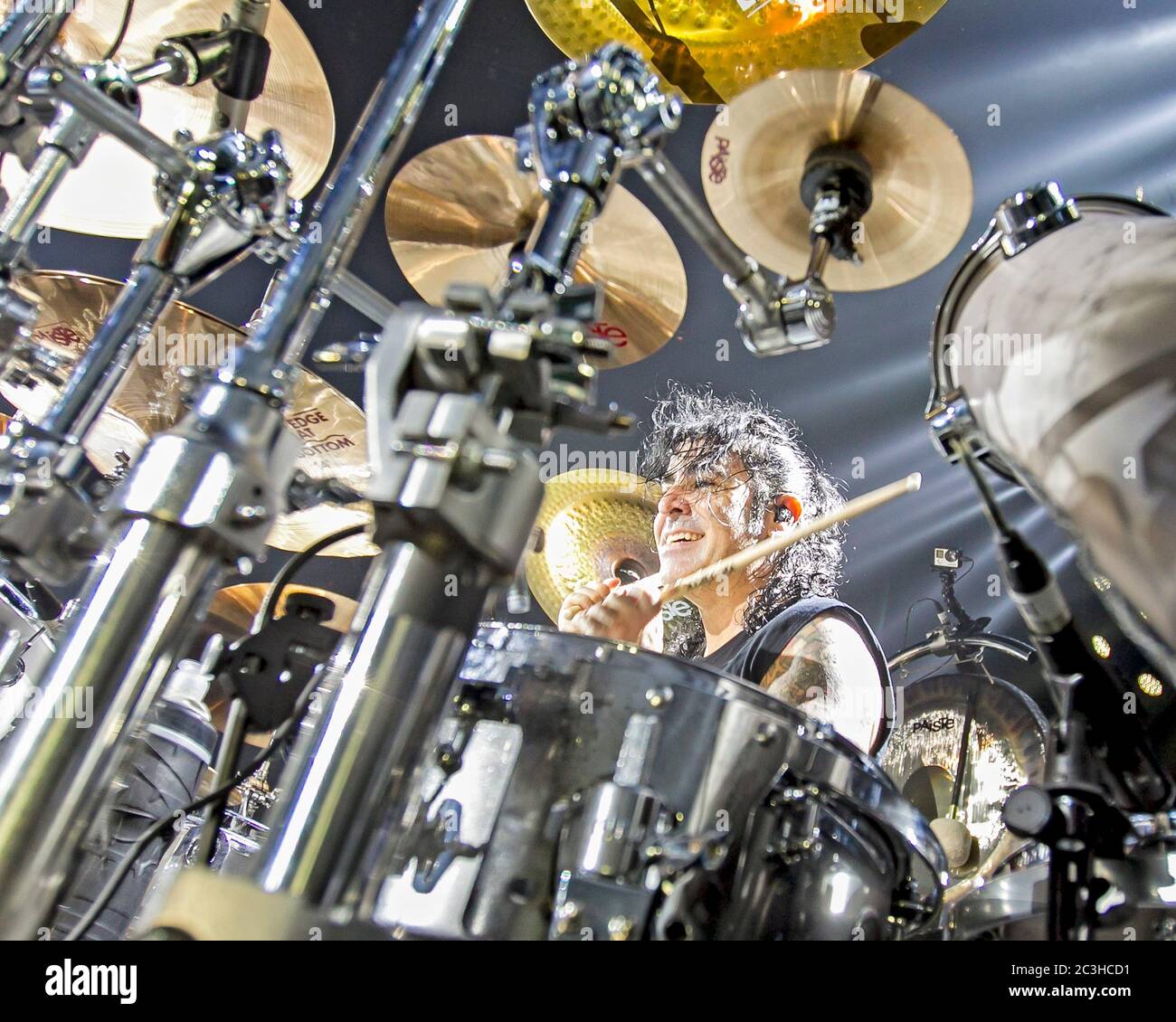 Le batteur Alex Gonzalez, El Animal, joue avec le groupe mexicain de pop-rock Mana à l'American Airlines Arena de Miami, en Floride. Banque D'Images
