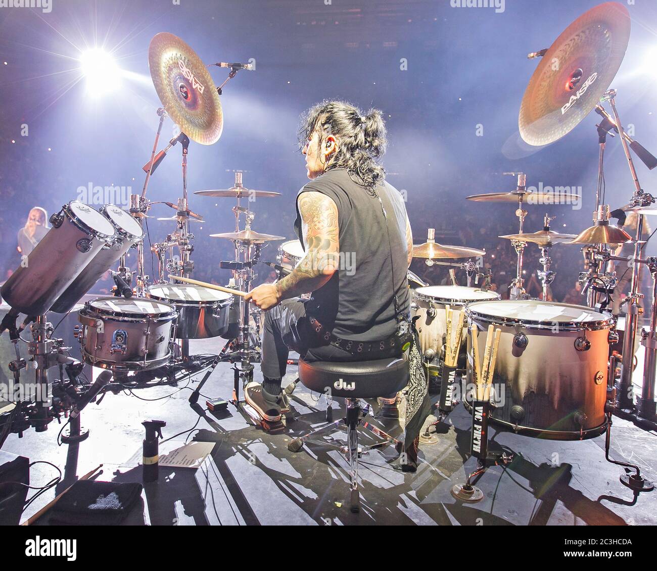 Le batteur Alex Gonzalez, El Animal, joue avec le groupe mexicain de pop-rock Mana à l'American Airlines Arena de Miami, en Floride. Banque D'Images