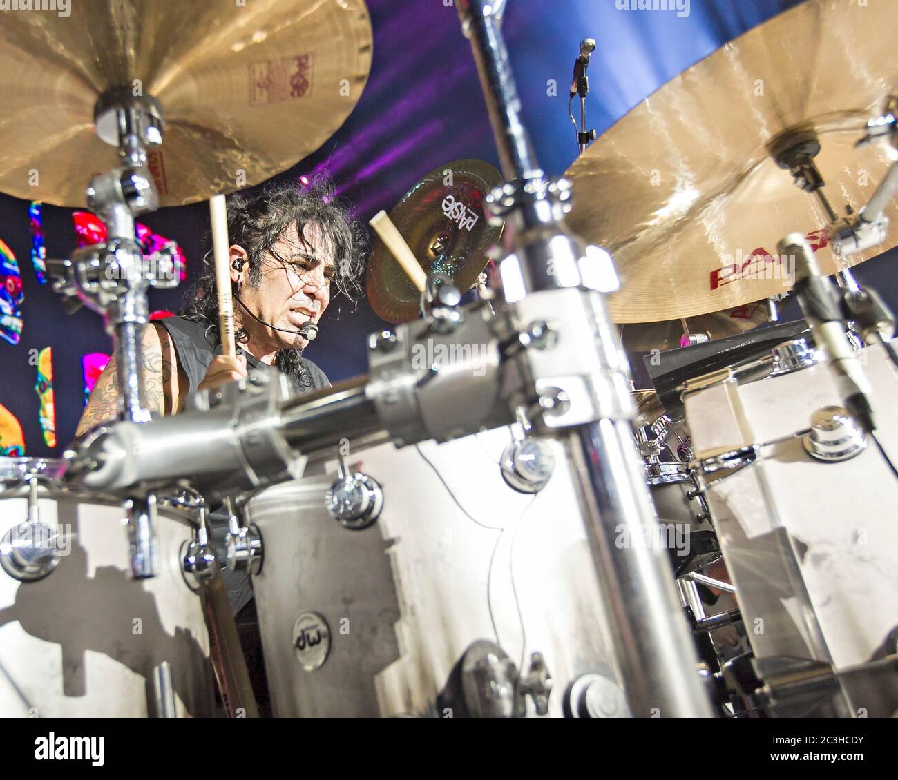 Le batteur Alex Gonzalez, El Animal, joue avec le groupe mexicain de pop-rock Mana à l'American Airlines Arena de Miami, en Floride. Banque D'Images