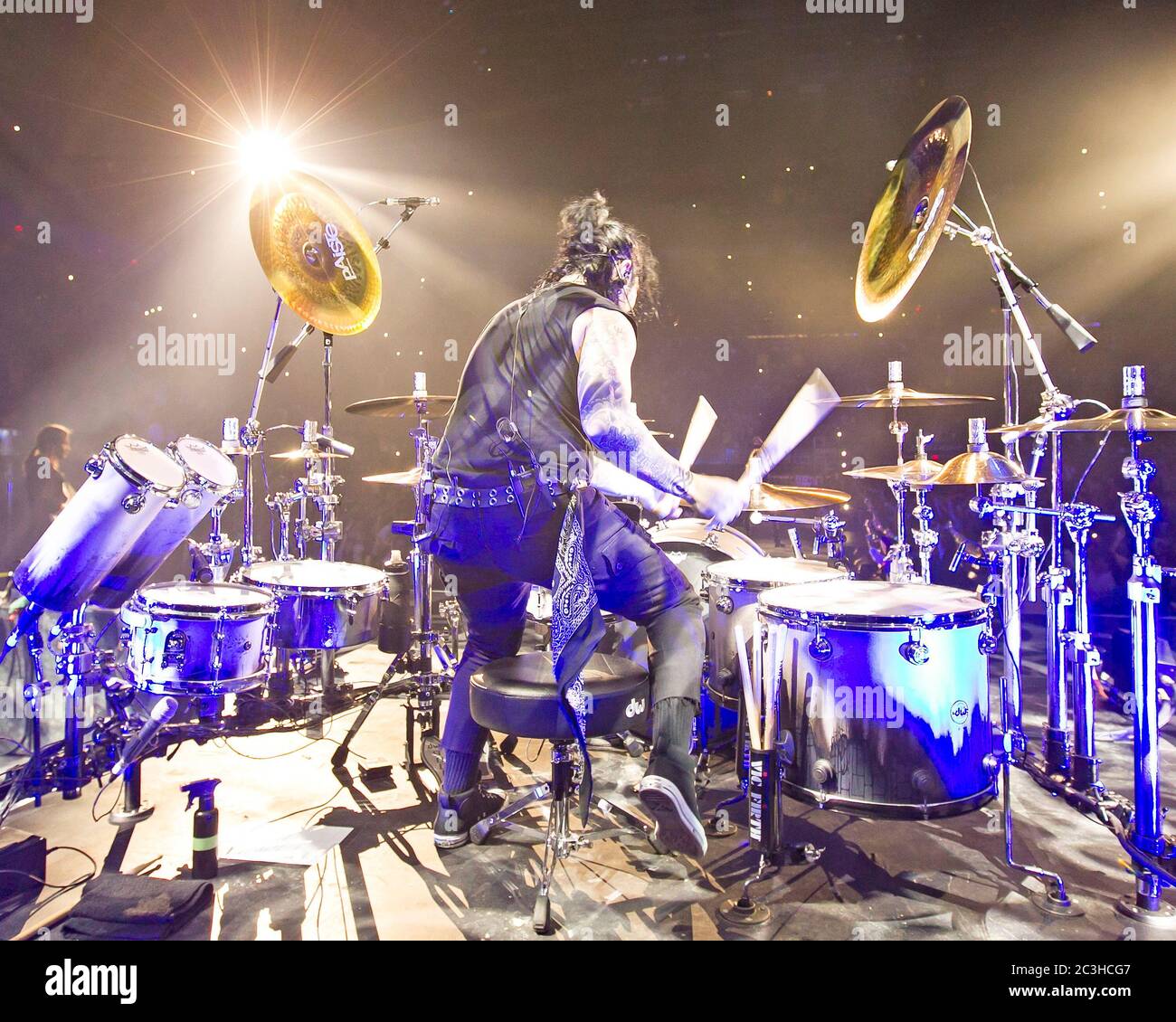 Le batteur Alex Gonzalez, El Animal, joue avec le groupe mexicain de pop-rock Mana à l'American Airlines Arena de Miami, en Floride. Banque D'Images