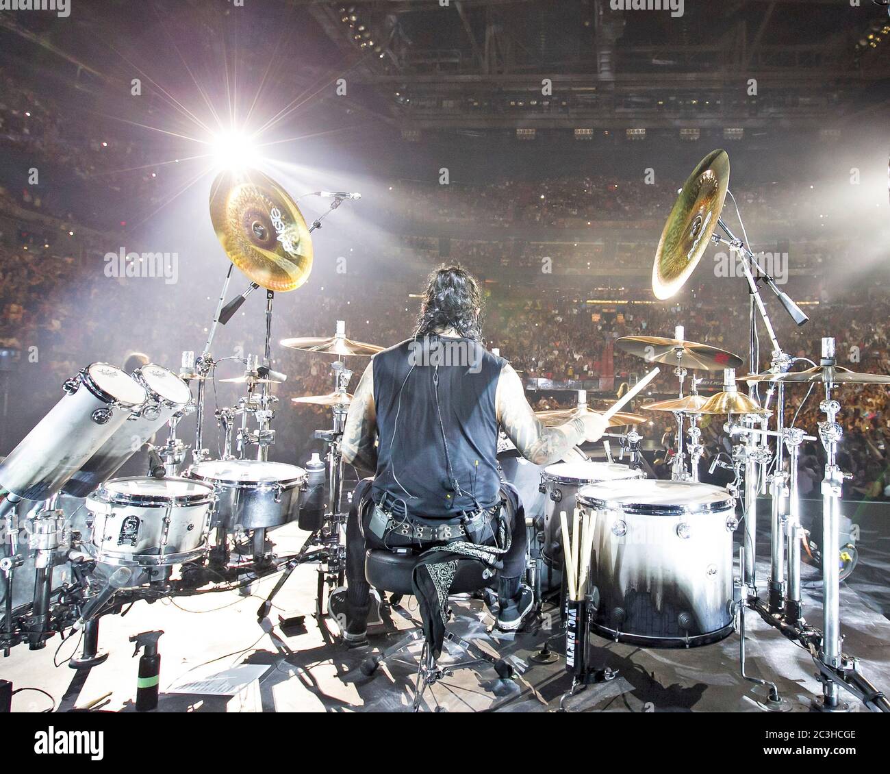 Le batteur Alex Gonzalez, El Animal, joue avec le groupe mexicain de pop-rock Mana à l'American Airlines Arena de Miami, en Floride. Banque D'Images