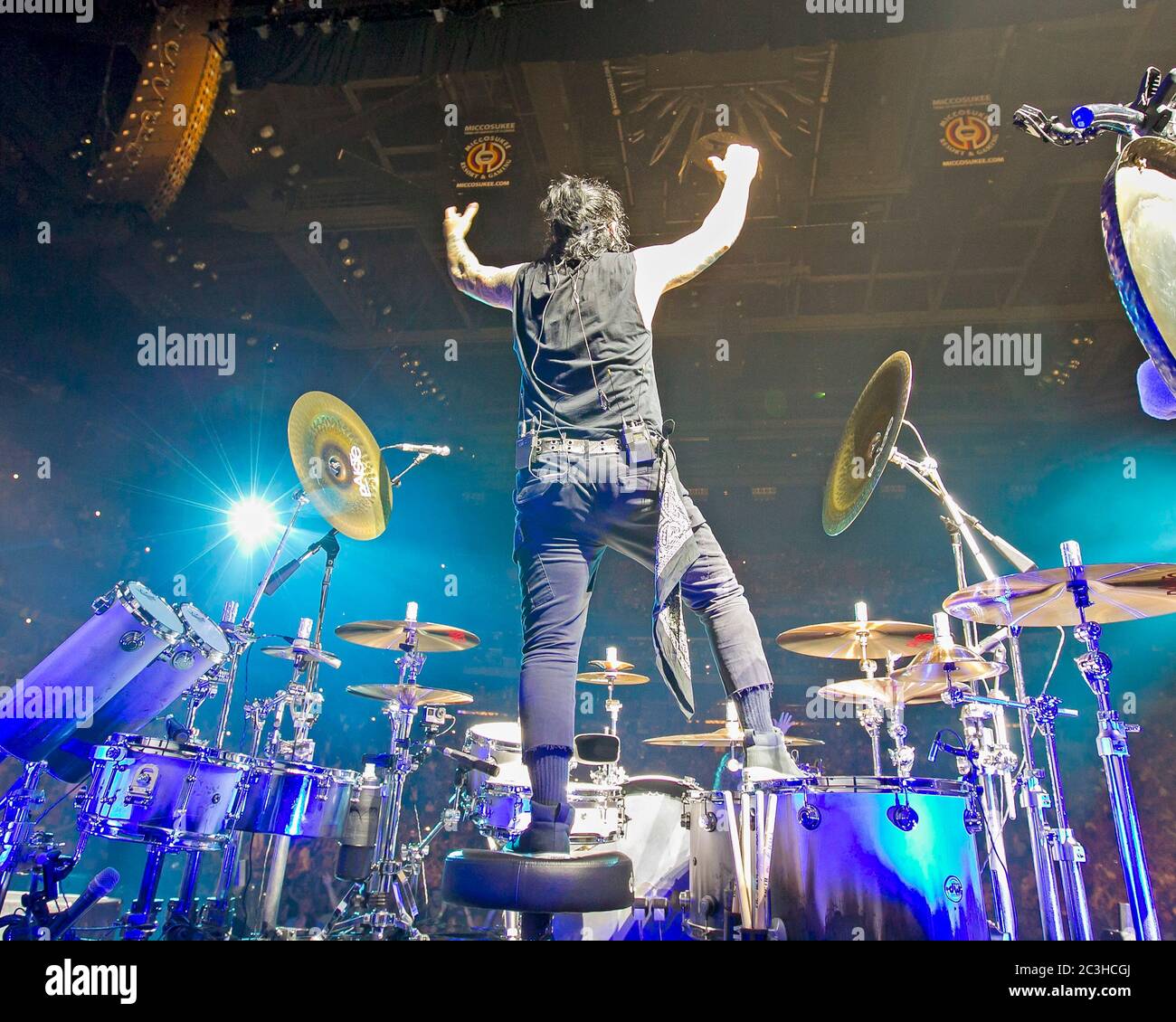Le batteur Alex Gonzalez, El Animal, joue avec le groupe mexicain de pop-rock Mana à l'American Airlines Arena de Miami, en Floride. Banque D'Images