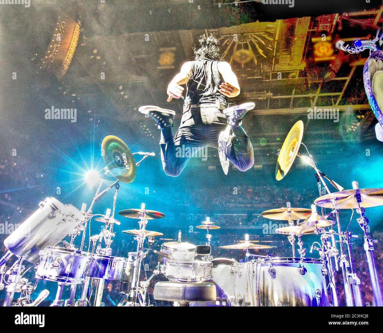 Le batteur Alex Gonzalez, El Animal, joue avec le groupe mexicain de pop-rock Mana à l'American Airlines Arena de Miami, en Floride. Banque D'Images