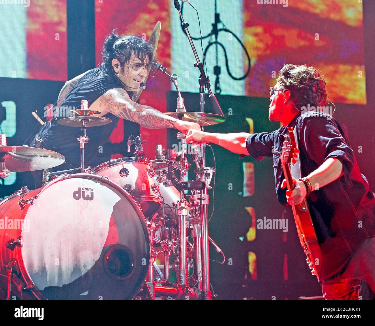Le batteur Alex Gonzalez, El Animal, joue avec le groupe mexicain de pop-rock Mana à l'American Airlines Arena de Miami, en Floride. Banque D'Images